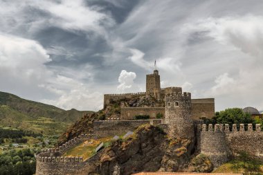 Gürcistan 'daki Akhaltsikhe Kalesi (Rabati). Burası IX yüzyılda yapılmış bir ortaçağ kalesidir.