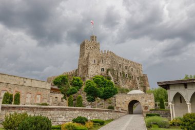 Gürcistan 'daki Akhaltsikhe Kalesi (Rabati). Burası IX yüzyılda yapılmış bir ortaçağ kalesidir.