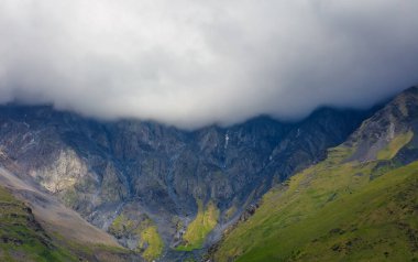 Gürcistan 'ın güzel Landscap' ı, Stepantsminda kasabası manzarası ve Büyük Kafkasya dağları, Georgia