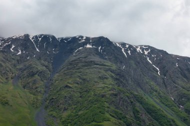 Kazbek ya da Kazbegi Dağı, Gürcistan 'daki Gergeti Trinity Kilisesi yakınında, Stepantsminda köyü, 2170 metre yükseklikte.,