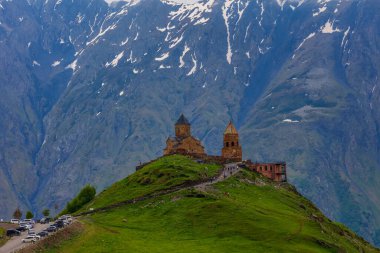 Gürcistan 'ın Stepantsminda köyü yakınlarındaki Gergeti Trinity Kilisesi, Kazbek Dağı veya Kazbegi Dağı' nın 2170 metre altında.,
