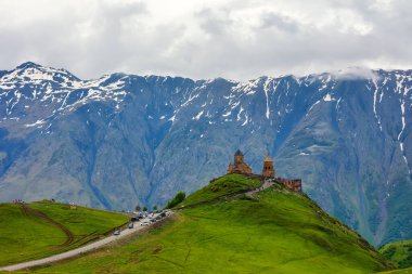Gürcistan 'ın Stepantsminda köyü yakınlarındaki Gergeti Trinity Kilisesi, Kazbek Dağı veya Kazbegi Dağı' nın 2170 metre altında.,