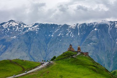 Gürcistan 'ın Stepantsminda köyü yakınlarındaki Gergeti Trinity Kilisesi, Kazbek Dağı veya Kazbegi Dağı' nın 2170 metre altında.,