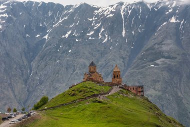Gürcistan 'ın Stepantsminda köyü yakınlarındaki Gergeti Trinity Kilisesi, Kazbek Dağı veya Kazbegi Dağı' nın 2170 metre altında.,