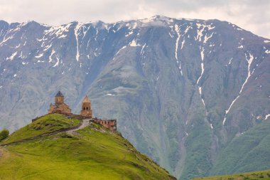 Gürcistan 'ın Stepantsminda köyü yakınlarındaki Gergeti Trinity Kilisesi, Kazbek Dağı veya Kazbegi Dağı' nın 2170 metre altında.,
