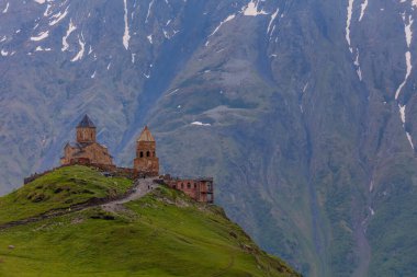Gürcistan 'ın Stepantsminda köyü yakınlarındaki Gergeti Trinity Kilisesi, Kazbek Dağı veya Kazbegi Dağı' nın 2170 metre altında.,