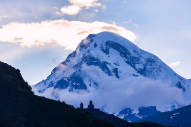 Gürcistan 'ın Stepantsminda köyü yakınlarındaki Gergeti Trinity Kilisesi, Kazbek Dağı veya Kazbegi Dağı' nın 2170 metre altında.,