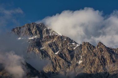 Gürcistan 'ın güzel Landscap' ı, Stepantsminda kasabası manzarası ve Büyük Kafkasya dağları, Georgia