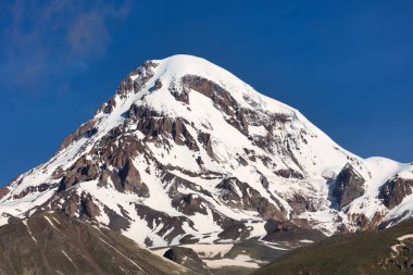 Kazbek ya da Kazbegi Dağı, Gürcistan 'daki Gergeti Trinity Kilisesi yakınında, Stepantsminda köyü, 2170 metre yükseklikte.,