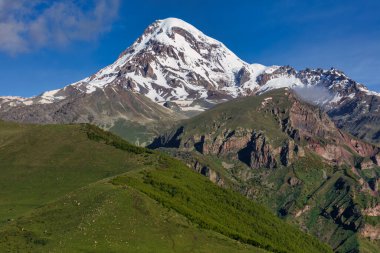 Kazbek ya da Kazbegi Dağı, Gürcistan 'daki Gergeti Trinity Kilisesi yakınında, Stepantsminda köyü, 2170 metre yükseklikte.,