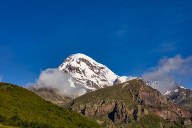 Kazbek ya da Kazbegi Dağı, Gürcistan 'daki Gergeti Trinity Kilisesi yakınında, Stepantsminda köyü, 2170 metre yükseklikte.,