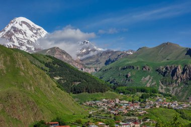 Gürcistan 'ın güzel Landscap' ı, Stepantsminda kasabası manzarası ve Büyük Kafkasya dağları, Georgia