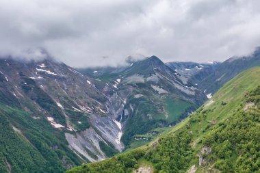 Gürcistan 'ın Ganisi kentindeki Rusya-Gürcistan Dostluk Anıtı' na geniş görüşlü Gudauri View Point Dağı gözcüsü