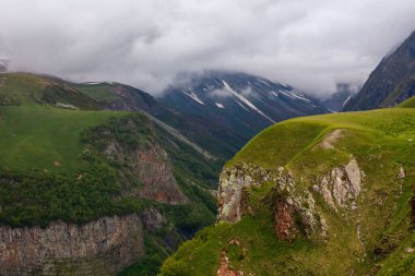 Gürcistan 'ın Ganisi kentindeki Rusya-Gürcistan Dostluk Anıtı' na geniş görüşlü Gudauri View Point Dağı gözcüsü