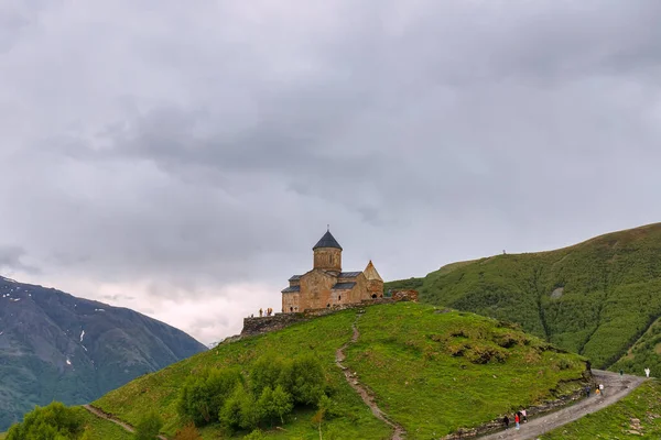 Gürcistan 'ın Stepantsminda köyü yakınlarındaki Gergeti Trinity Kilisesi, Kazbek Dağı veya Kazbegi Dağı' nın 2170 metre altında.,