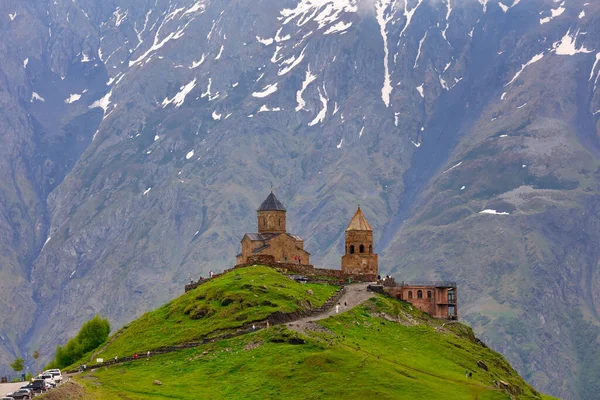 Gürcistan 'ın Stepantsminda köyü yakınlarındaki Gergeti Trinity Kilisesi, Kazbek Dağı veya Kazbegi Dağı' nın 2170 metre altında.,