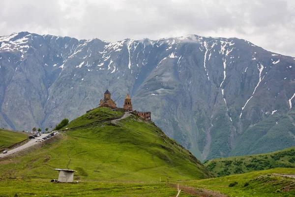 ジョージア州のStantsminda村の近くのGergetiトリニティ教会 2170メートルの高度で 山KazbekまたはKazbeiの下で — ストック写真