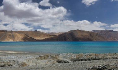 Pangong Gölü dünyanın en yüksek tuzlu su gölüdür, Pangong Tso ya da Pangong Gölü, Ladakh ve Batı Tibet 'i kapsayan ve 4225 m yükseklikte yer alan bir endorheik göldür.,