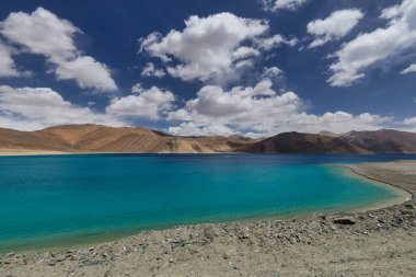 Pangong Gölü dünyanın en yüksek tuzlu su gölüdür, Pangong Tso ya da Pangong Gölü, Ladakh ve Batı Tibet 'i kapsayan ve 4225 m yükseklikte yer alan bir endorheik göldür.,
