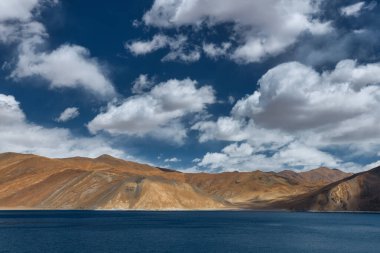 Pangong Gölü dünyanın en yüksek tuzlu su gölüdür, Pangong Tso ya da Pangong Gölü, Ladakh ve Batı Tibet 'i kapsayan ve 4225 m yükseklikte yer alan bir endorheik göldür.,