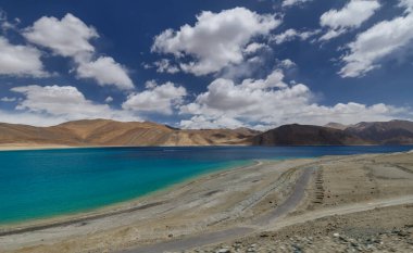 Pangong Gölü dünyanın en yüksek tuzlu su gölüdür, Pangong Tso ya da Pangong Gölü, Ladakh ve Batı Tibet 'i kapsayan ve 4225 m yükseklikte yer alan bir endorheik göldür.,