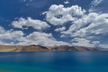 Pangong Gölü dünyanın en yüksek tuzlu su gölüdür, Pangong Tso ya da Pangong Gölü, Ladakh ve Batı Tibet 'i kapsayan ve 4225 m yükseklikte yer alan bir endorheik göldür.,