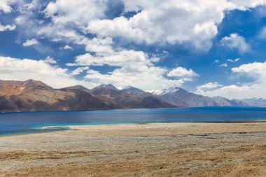 Pangong Gölü dünyanın en yüksek tuzlu su gölüdür, Pangong Tso ya da Pangong Gölü, Ladakh ve Batı Tibet 'i kapsayan ve 4225 m yükseklikte yer alan bir endorheik göldür.,