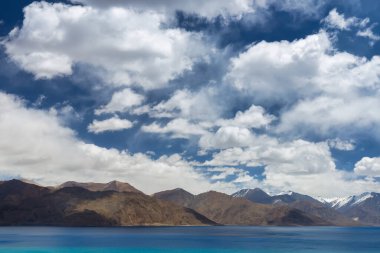 Pangong Gölü dünyanın en yüksek tuzlu su gölüdür, Pangong Tso ya da Pangong Gölü, Ladakh ve Batı Tibet 'i kapsayan ve 4225 m yükseklikte yer alan bir endorheik göldür.,