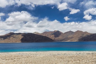 Pangong Gölü dünyanın en yüksek tuzlu su gölüdür, Pangong Tso ya da Pangong Gölü, Ladakh ve Batı Tibet 'i kapsayan ve 4225 m yükseklikte yer alan bir endorheik göldür.,