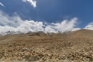 Pangong Gölü dünyanın en yüksek tuzlu su gölüdür, Pangong Tso ya da Pangong Gölü, Ladakh ve Batı Tibet 'i kapsayan ve 4225 m yükseklikte yer alan bir endorheik göldür.,