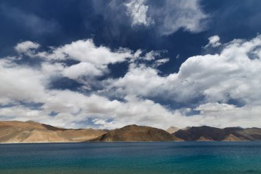 Pangong Gölü dünyanın en yüksek tuzlu su gölüdür, Pangong Tso ya da Pangong Gölü, Ladakh ve Batı Tibet 'i kapsayan ve 4225 m yükseklikte yer alan bir endorheik göldür.,