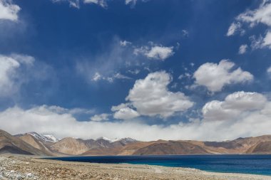 Pangong Gölü dünyanın en yüksek tuzlu su gölüdür, Pangong Tso ya da Pangong Gölü, Ladakh ve Batı Tibet 'i kapsayan ve 4225 m yükseklikte yer alan bir endorheik göldür.,