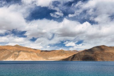 Pangong Gölü dünyanın en yüksek tuzlu su gölüdür, Pangong Tso ya da Pangong Gölü, Ladakh ve Batı Tibet 'i kapsayan ve 4225 m yükseklikte yer alan bir endorheik göldür.,