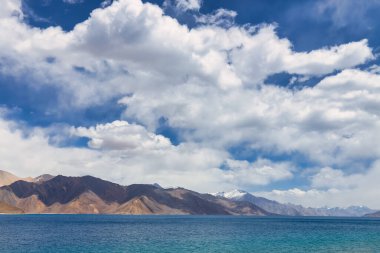 Pangong Gölü dünyanın en yüksek tuzlu su gölüdür, Pangong Tso ya da Pangong Gölü, Ladakh ve Batı Tibet 'i kapsayan ve 4225 m yükseklikte yer alan bir endorheik göldür.,