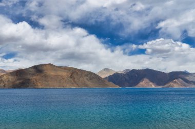 Pangong Gölü dünyanın en yüksek tuzlu su gölüdür, Pangong Tso ya da Pangong Gölü, Ladakh ve Batı Tibet 'i kapsayan ve 4225 m yükseklikte yer alan bir endorheik göldür.,