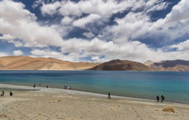 Pangong Gölü dünyanın en yüksek tuzlu su gölüdür, Pangong Tso ya da Pangong Gölü, Ladakh ve Batı Tibet 'i kapsayan ve 4225 m yükseklikte yer alan bir endorheik göldür.,