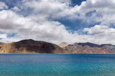 Pangong Gölü dünyanın en yüksek tuzlu su gölüdür, Pangong Tso ya da Pangong Gölü, Ladakh ve Batı Tibet 'i kapsayan ve 4225 m yükseklikte yer alan bir endorheik göldür.,