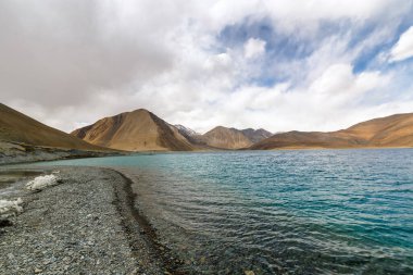 Pangong Gölü dünyanın en yüksek tuzlu su gölüdür, Pangong Tso ya da Pangong Gölü, Ladakh ve Batı Tibet 'i kapsayan ve 4225 m yükseklikte yer alan bir endorheik göldür.,