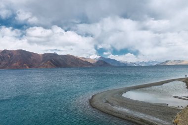 Pangong Gölü dünyanın en yüksek tuzlu su gölüdür, Pangong Tso ya da Pangong Gölü, Ladakh ve Batı Tibet 'i kapsayan ve 4225 m yükseklikte yer alan bir endorheik göldür.,