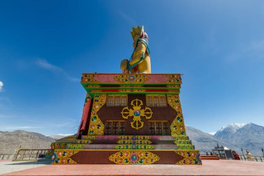 Büyük Oturan Buda Heykeli Diskit Manastırı 'nda arkada Himalaya Sıradağları, Nubra Vadisi, Ladakh, Hindistan.