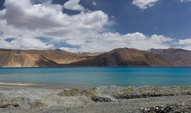 Büyük Oturan Buda Heykeli Diskit Manastırı 'nda arkada Himalaya Sıradağları, Nubra Vadisi, Ladakh, Hindistan.