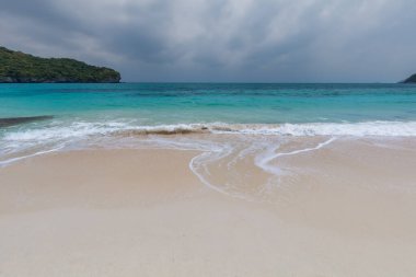 Ang Tanga Ulusal Deniz Parkı 'nda güzel plaj ve gökyüzü, tropik cennet, Samui Bölgesi, Suratthani, Tayland