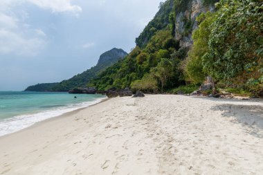Ang Tanga Ulusal Deniz Parkı 'nda güzel plaj ve gökyüzü, tropik cennet, Samui Bölgesi, Suratthani, Tayland