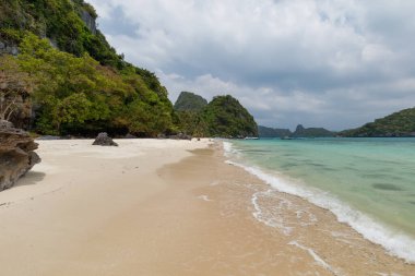 Ang Tanga Ulusal Deniz Parkı 'nda güzel plaj ve gökyüzü, tropik cennet, Samui Bölgesi, Suratthani, Tayland