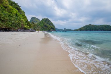 Ang Tanga Ulusal Deniz Parkı 'nda güzel plaj ve gökyüzü, tropik cennet, Samui Bölgesi, Suratthani, Tayland