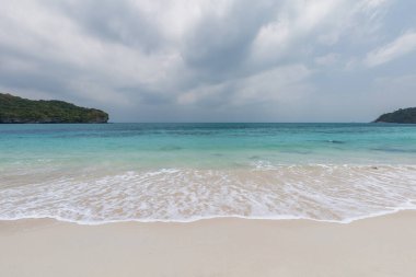 Ang Tanga Ulusal Deniz Parkı 'nda güzel plaj ve gökyüzü, tropik cennet, Samui Bölgesi, Suratthani, Tayland