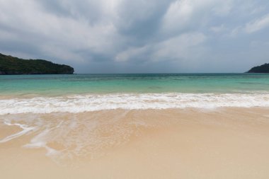 Ang Tanga Ulusal Deniz Parkı 'nda güzel plaj ve gökyüzü, tropik cennet, Samui Bölgesi, Suratthani, Tayland