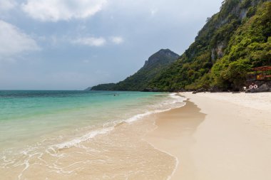 Ang Tanga Ulusal Deniz Parkı 'nda güzel plaj ve gökyüzü, tropik cennet, Samui Bölgesi, Suratthani, Tayland