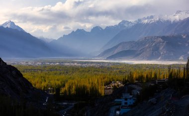 Passu küçük bir köydür. Kuzey Pakistan 'daki Gojal Vadisi' nin yukarısındaki Hunza 'da yer almaktadır..