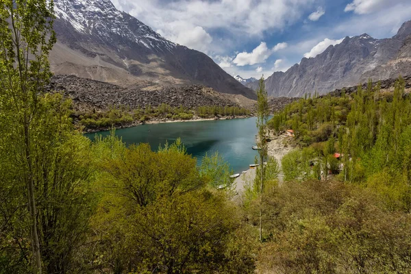 Pakistan 'ın Gilgit-Baltistan kentindeki Borith Gölü yakınlarındaki Passu Buzulu' nun güzel manzarası